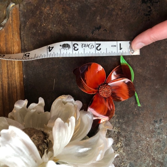 Vintage Enamel Flower Brooch. - Picture 2 of 5